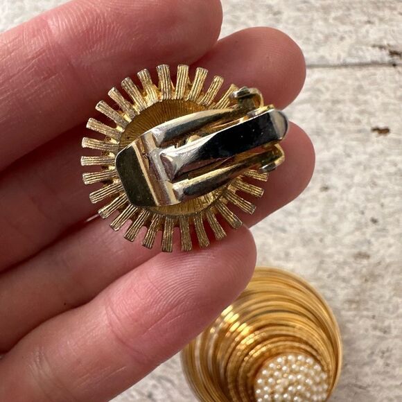 Vintage 60s Gold Tone Faux Pearl Brooch And Earrings Set - Picture 4 of 7